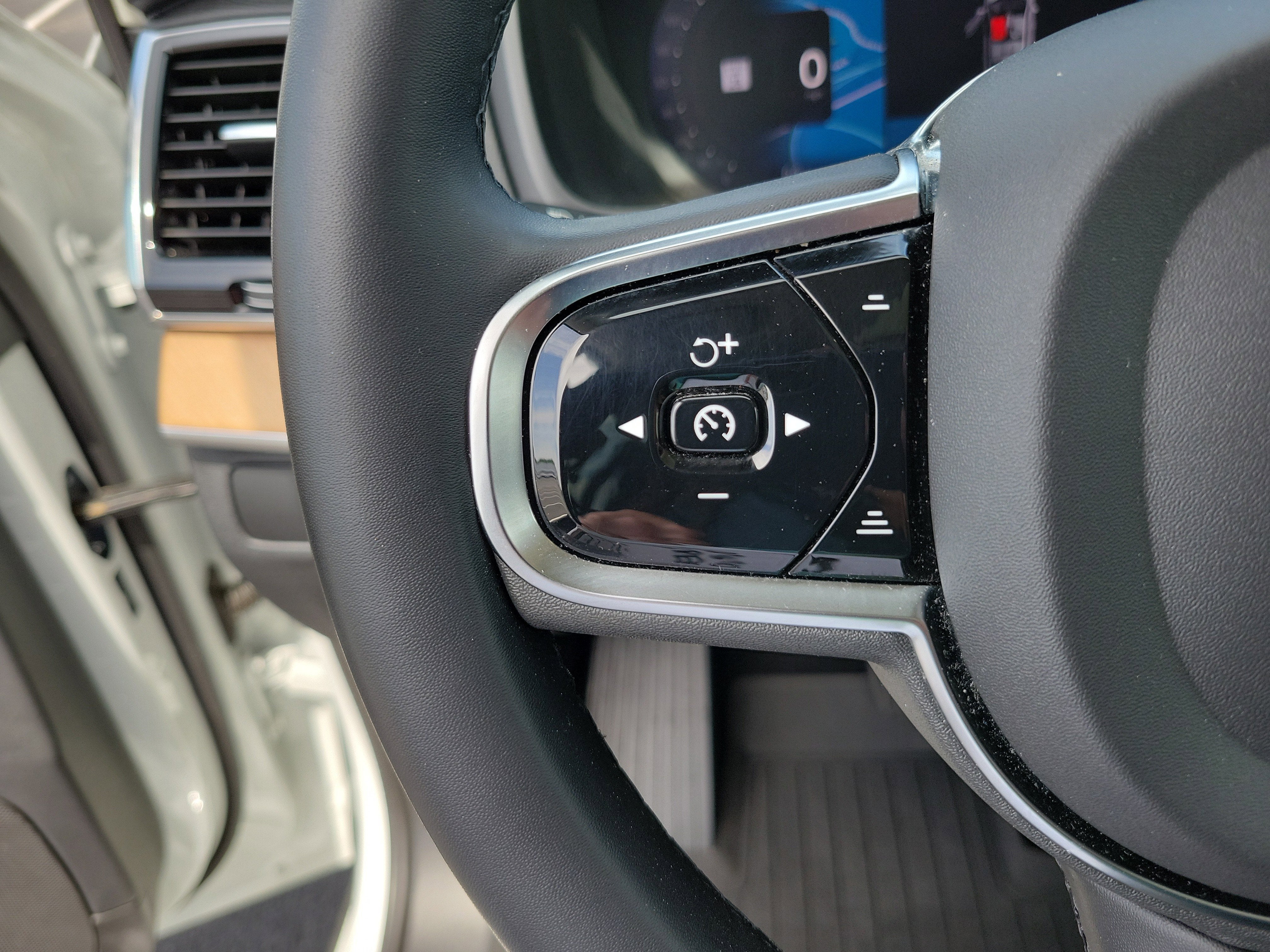 2024 Volvo XC90 Plus Bright Theme