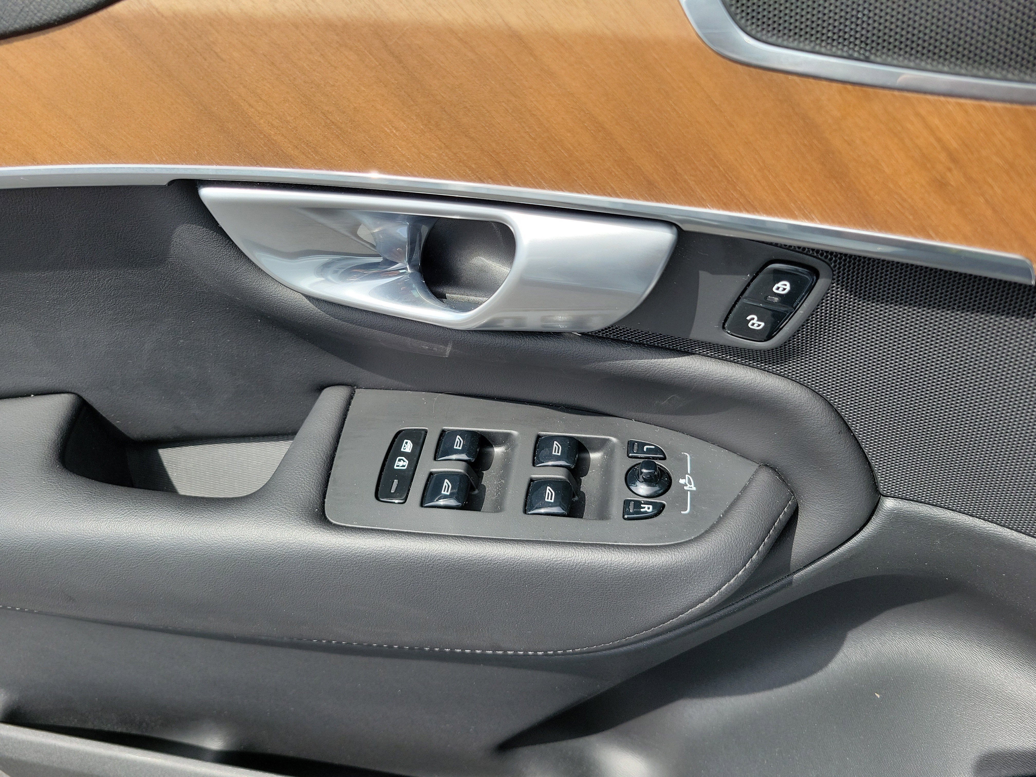 2024 Volvo XC90 Plus Bright Theme